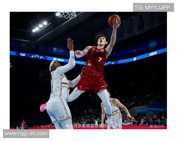 曾凡博的篮球梦想与成长之路探索他在赛场上的突破与未来潜力