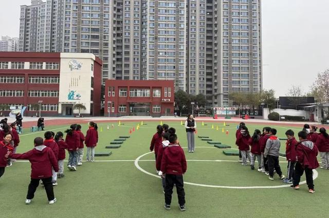 西安市浐灞十六小：体育与多学科碰撞一场别开生面的体育跨学pg模拟器网址科融合展示课(图4)