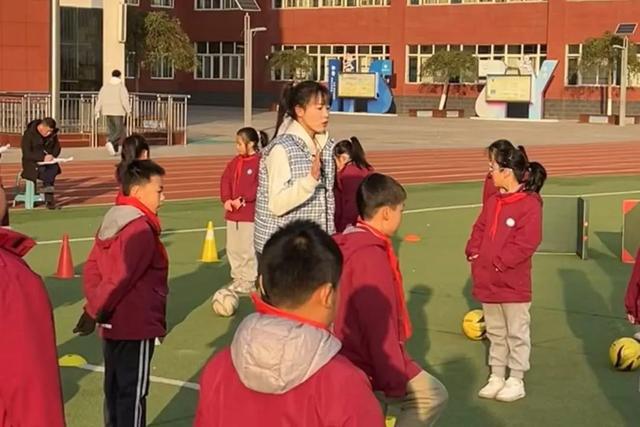 西安市浐灞十六小：体育与多学科碰撞一场别开生面的体育跨学pg模拟器网址科融合展示课(图2)