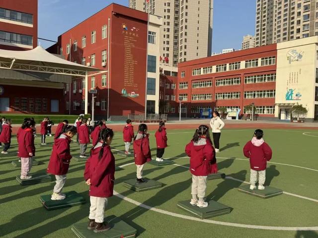 西安市浐灞十六小：体育与多学科碰撞一场别开生面的体育跨学pg模拟器网址科融合展示课(图3)