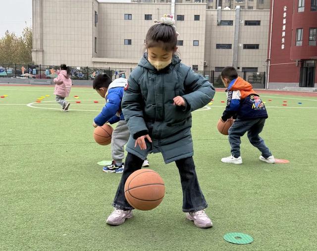 西安市浐灞十六小：体育与多学科碰撞一场别开生面的体育跨学pg模拟器网址科融合展示课(图5)
